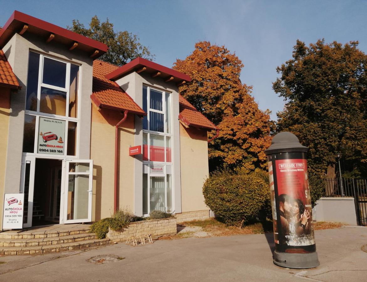 Apartman Pri Parku Sered' Extérieur photo